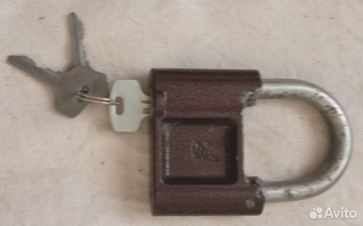 Замки навесные и мышеловка