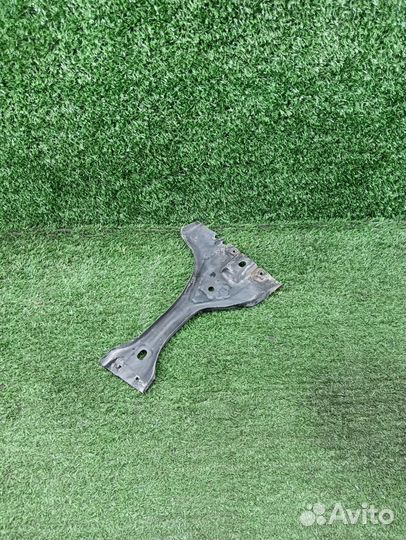 Кронштейн замка капота Volkswagen Tiguan 5N