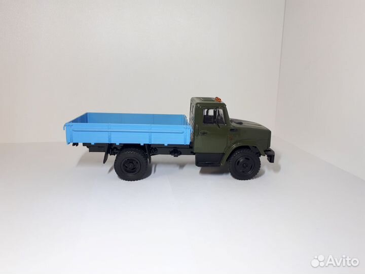 Модель ЗИЛ-4331 бортовой AVD 1:43