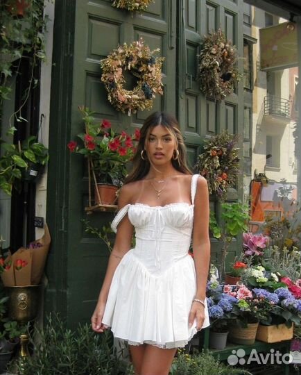 Корсетное платье на шнуровке стиль house of cb