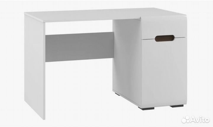 Белый письменный стол