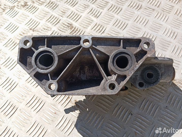 Кронштейн масляного фильтра Renault Premium Midr 3