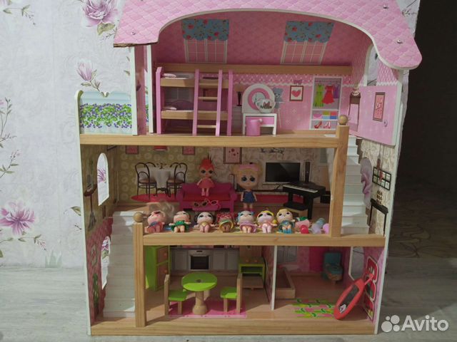Домик кукольный с куклами