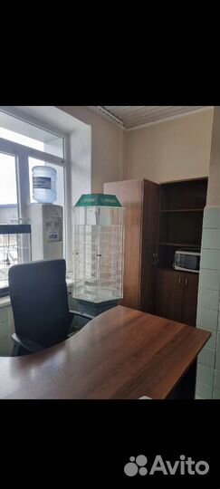 Вращающаяся стойка-витрина с замками