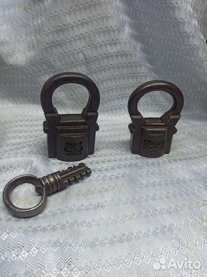 Навесной замок старинный