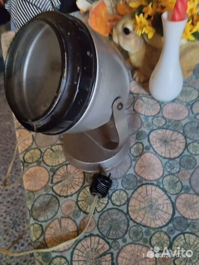 Яркий электрический светильник для гаража