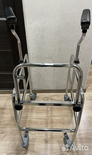 Ходунки-каталка с подмышечной опорой на колёсиках