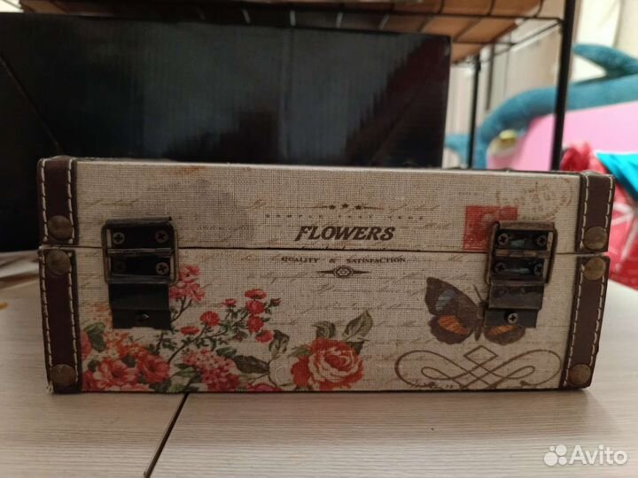 Деревянная шкатулка