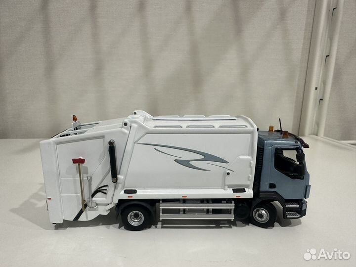 Коллекционная модель мусоровоз Volvo FL 4x2
