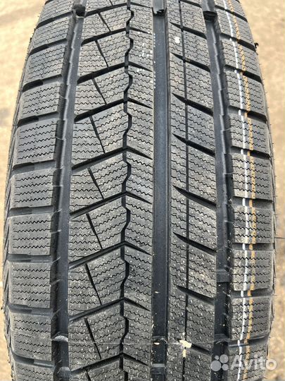 Roadmarch Snowrover 868 255/50 R19 147U