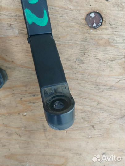 Поводок стеклоочистителя Toyota Prius 2 NHW20