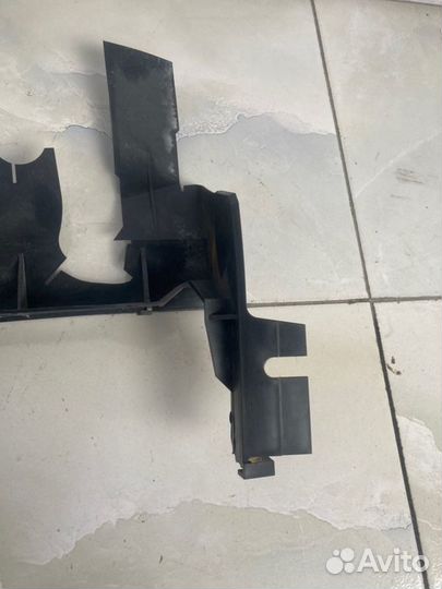 Дефлектор радиатора передний левый Skoda Octavia