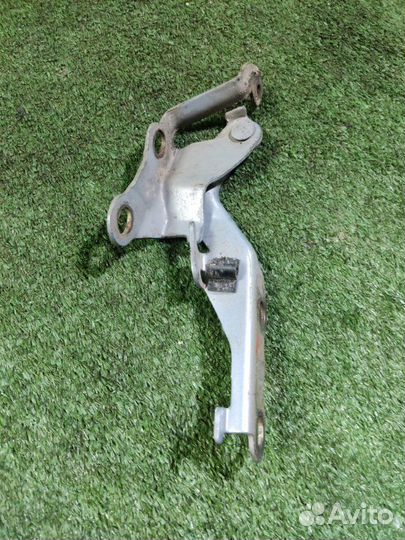 Петля капота правая Toyota Corolla E120