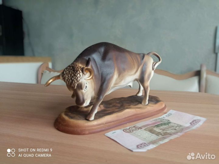 Фарфоровая статуэтка бык