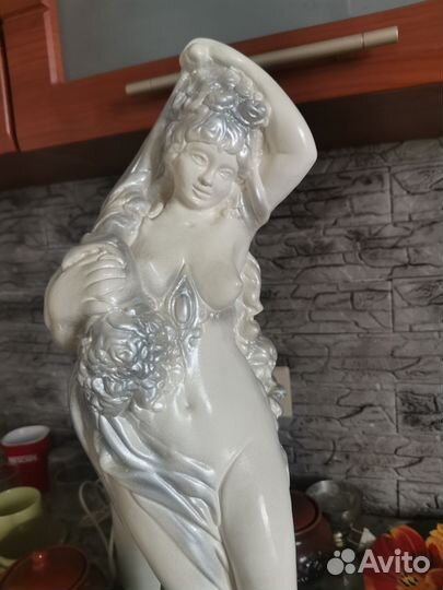 Фарфоровые статуэтки