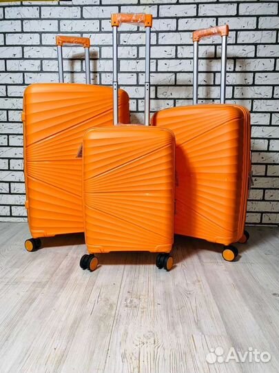 Чемодан на колёсах ударопрочный из полипропилена