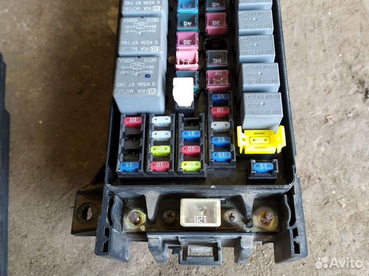 Подкапотный блок предохранителей. KIA sorento 2005