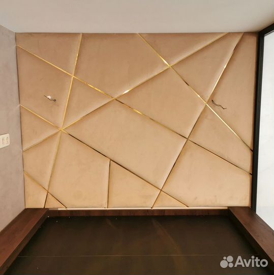 Мягкие стеновые панели с латунным профилем