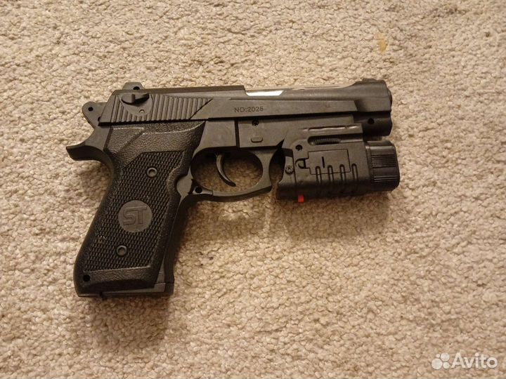 Пистолет стреляет пульками