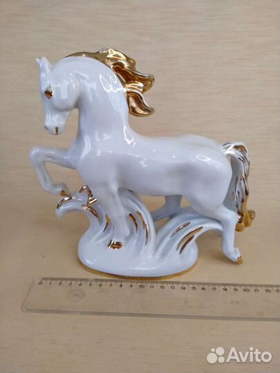 Фарфоровая статуэтка Конь-огонь, лфз