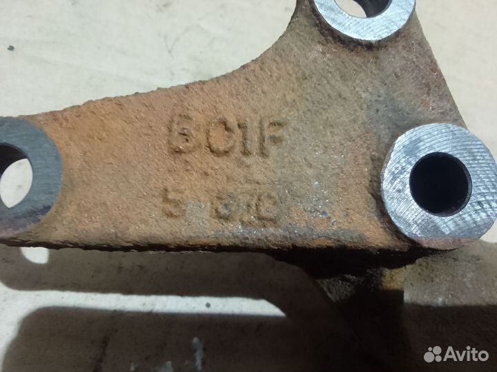 Кронштейн двс правый Mazda 323 BG 1.8