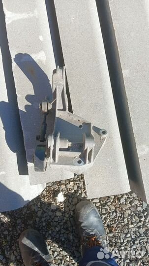 Кронштейн натяжителя ремня