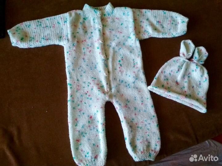 Продам новый комбинезон с шапочкой