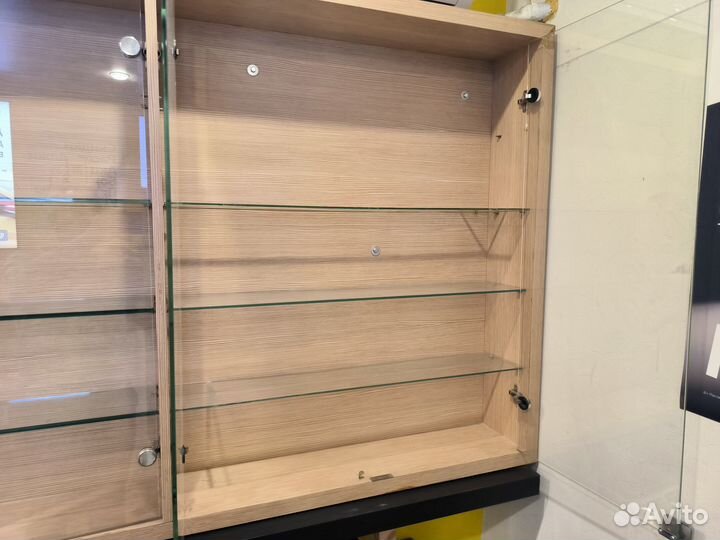 Шкаф со стеклянными полочками