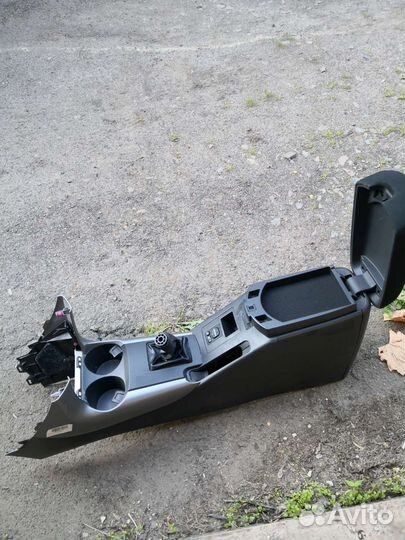 Подлокотник Toyota RAV 4 2007 года. Для МКПП