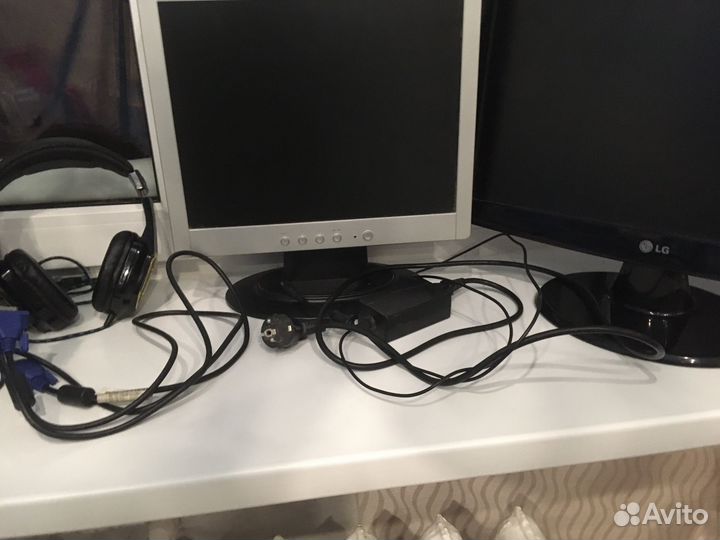 Два монитора и наушники