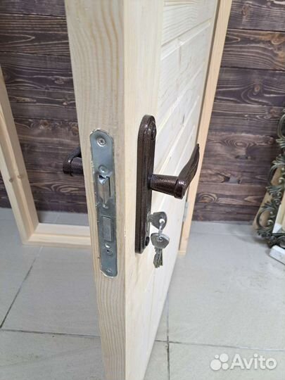 Дверь входная деревянная