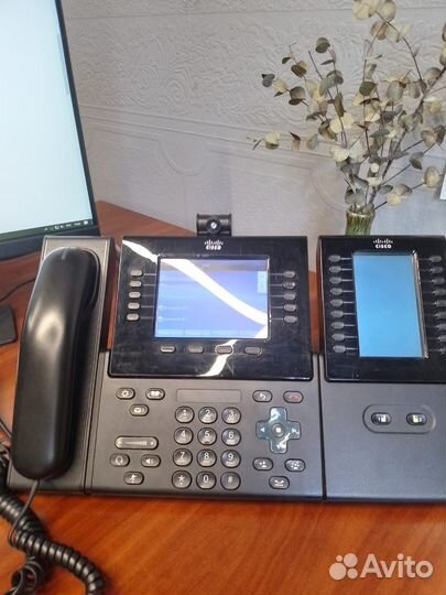 IP-телефон Cisco с камерой и консолью расширения