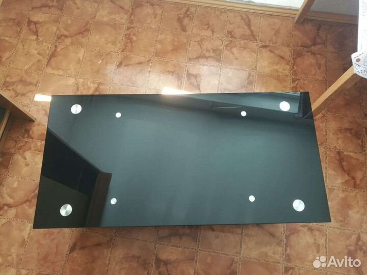 Стеклянная тумба под телевизор