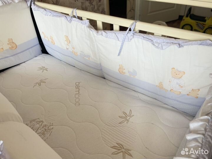 Детская кроватка с маятником