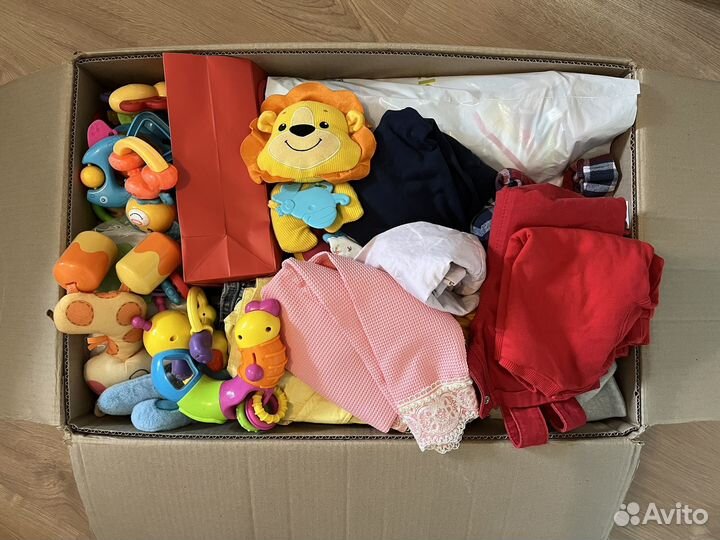 Коробка с детскими вещами и игрушками