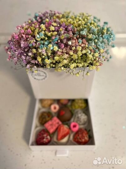 Шкатулка с цветами и клубникой в шоколаде