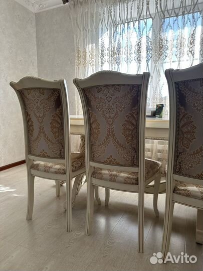 Стол со стульями