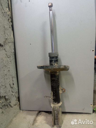 Амортизатор левый передний Toyota Corolla AE100