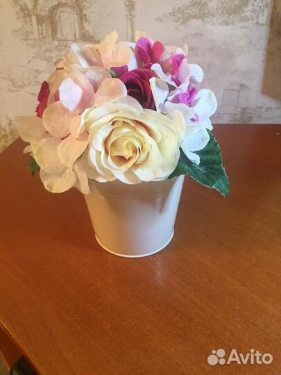 Композиция из искусственных цветов