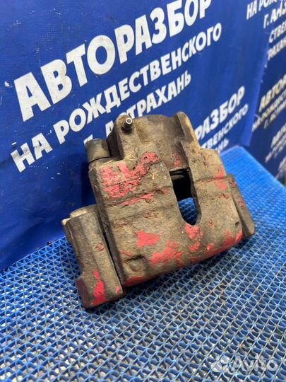 Передний правый суппорт Dodge Stratus 2 седан 2001