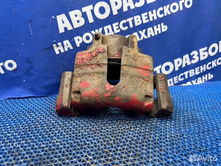 Передний правый суппорт Dodge Stratus 2 седан 2001