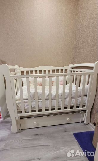 Детская кроватка с маятником и ящиком