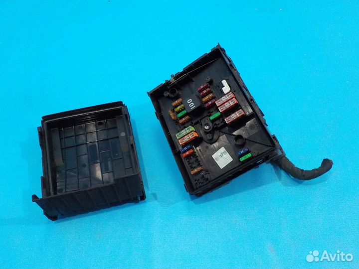 Блок предохранителей под капотом skoda Yeti 2009-2