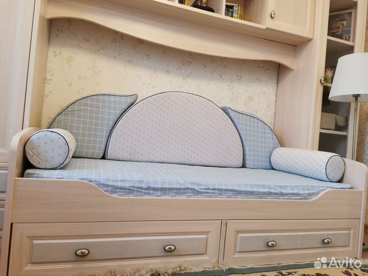 Детская стенка с кроватью и письменным столом