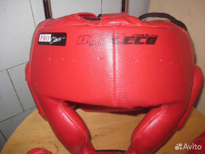 Шлем и перчатки для единоборств