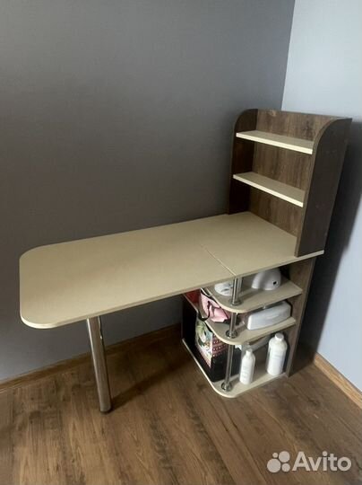 Маникюрный стол (и все содержимое в нем )