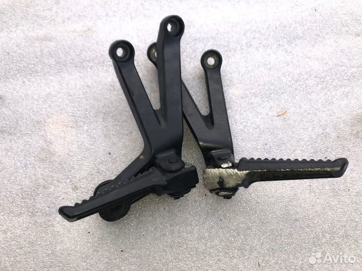 Honda CBR954RR Fireblade левая пассажирская ножка