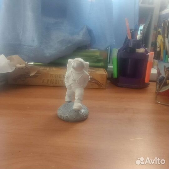 Подставка для телефона в виде космонавта