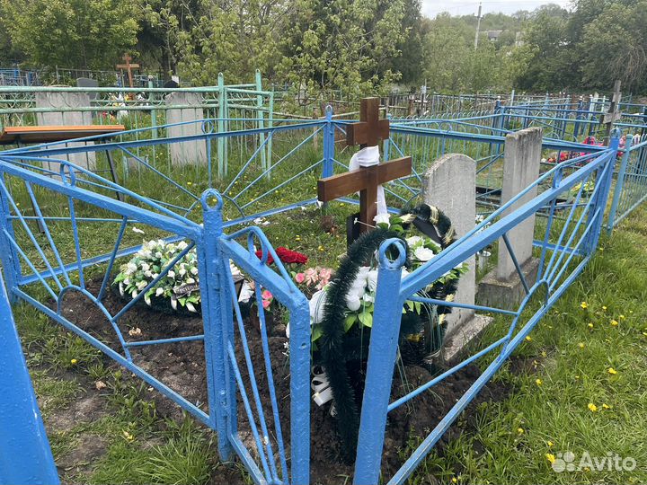 Уборка могил на кладбище