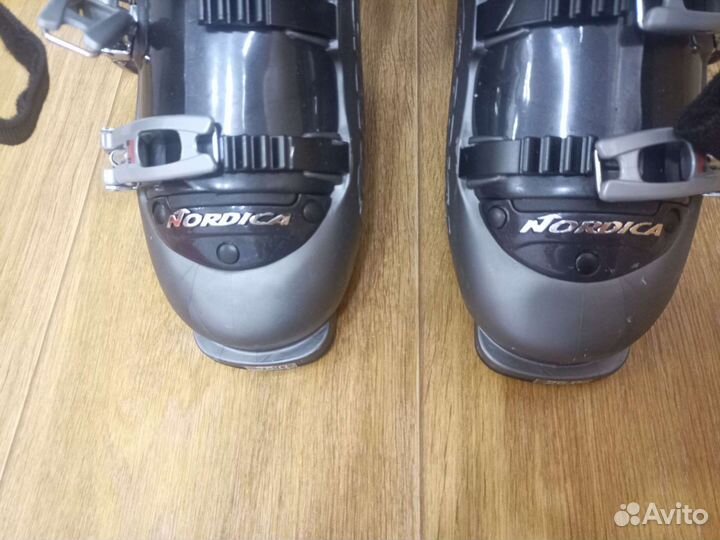 Горнолыжные ботинки и лыжи